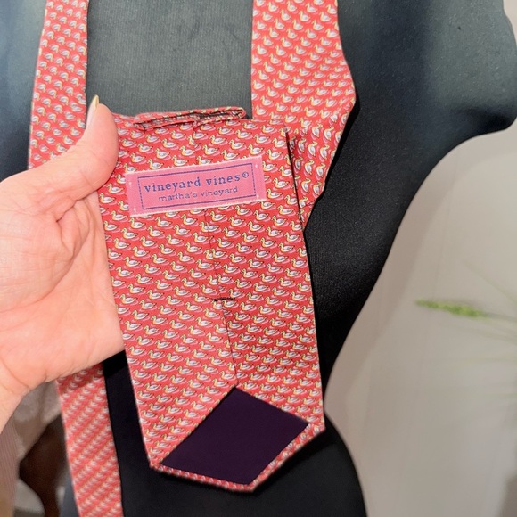 Vineyard Vines • 100% Silk Handmade Duck Printed Tie - Picture 3 of 4